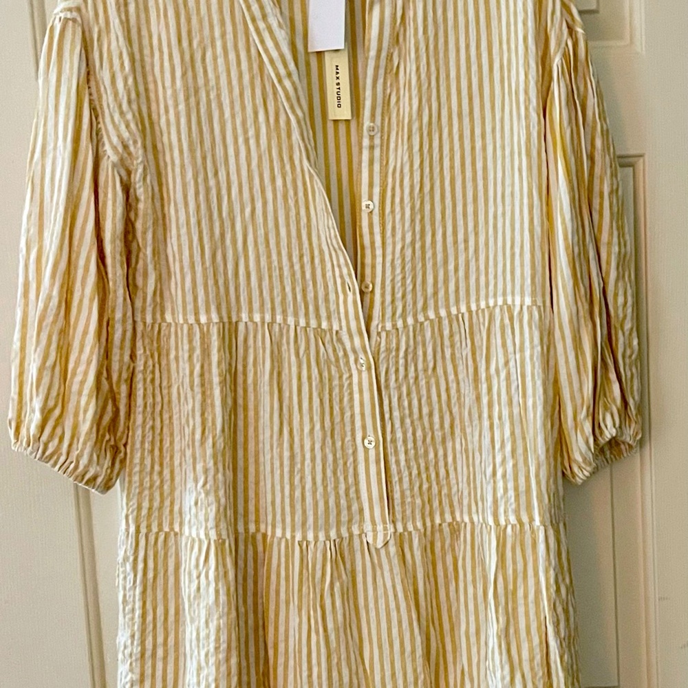 Really cute tunic top or short dress. Adorable with leggings. Cute dress too!